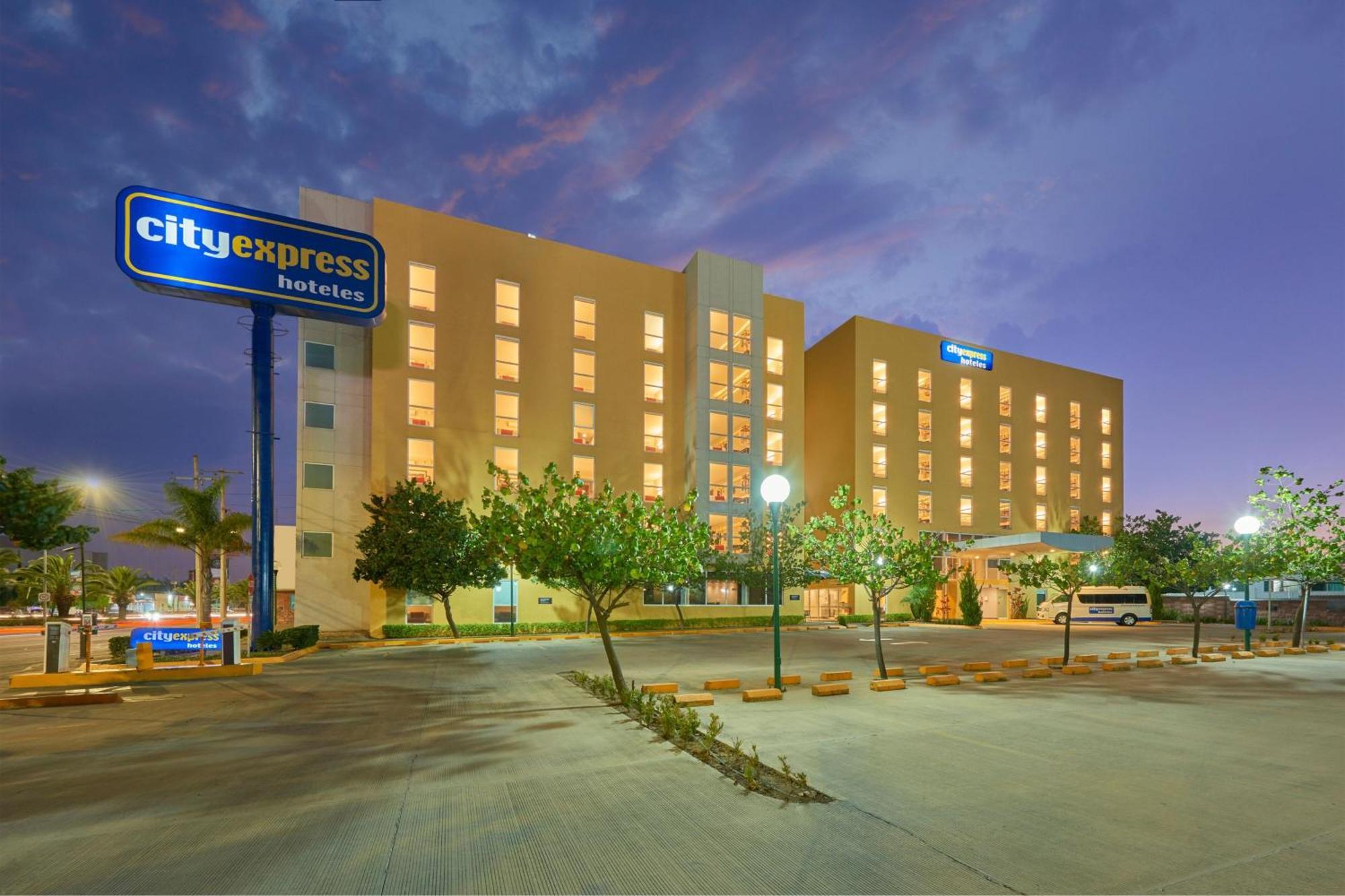 City Express By Marriott Irapuato Norte المظهر الخارجي الصورة
